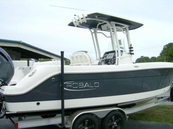 Pre-Owned 2021  powered Power Boat for sale 2021 Robalo R242 for sale in INVERNESS, FL