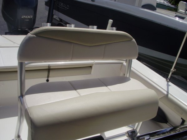 Helm Seat 2016 Robalo 226 for sale in INVERNESS, FL