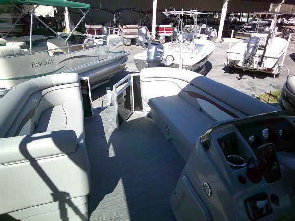 Pre-Owned 2023  powered Bennington Boat for sale 2023 Bennington 208SLJ Tri-toon for sale in INVERNESS, FL