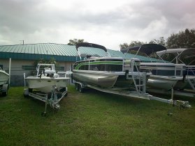 2024 Bennington 22' Swingback Tri-toon for sale at APOPKA MARINE in INVERNESS, FL
