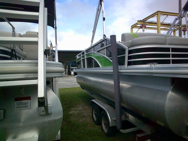 Used 2024  powered Bennington Boat for sale 2024 Bennington 22' Swingback Tri-toon for sale in INVERNESS, FL
