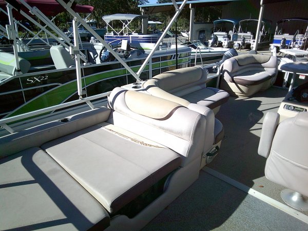 Used 2015  powered Tracker Boat for sale 2015 Tracker 22' Party Barge DLX for sale in INVERNESS, FL